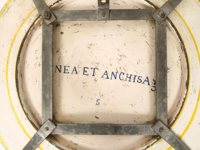 Grand plat XIXème en faïence polychrome, à décor d'une scène mythologi