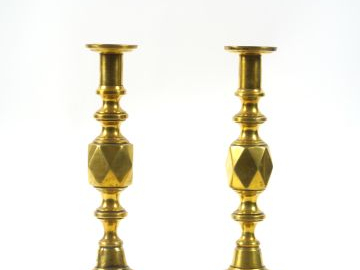 Paire de bougeoirs de style Louis XIII en laiton.  H. 31,5 cm