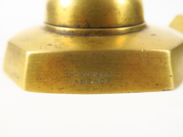 Paire de bougeoirs de style Louis XIII en laiton.  H. 31,5 cm