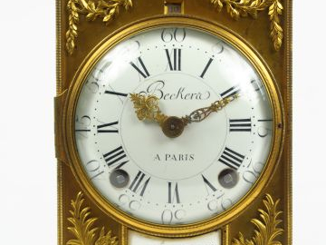 Pendule Louis XVI en bronze ciselé et doré, calendrier par fenêtre, ca