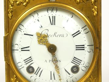 Pendule Louis XVI en bronze ciselé et doré, calendrier par fenêtre, ca