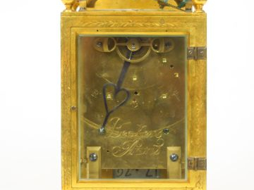 Pendule Louis XVI en bronze ciselé et doré, calendrier par fenêtre, ca