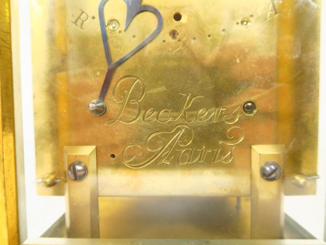 Pendule Louis XVI en bronze ciselé et doré, calendrier par fenêtre, ca