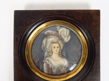 LEBRUN "Portrait d'élégante au chapeau".  Miniature sur ivoire, signée