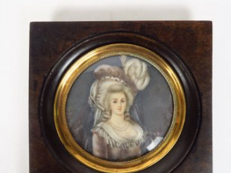 Vente aux enchères LEBRUN "Portrait d'élégante au chapeau".  Miniature sur ivoire, signée