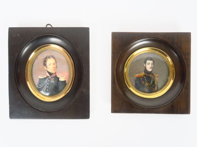 Deux différentes miniatures XIXème sur ivoire "Portraits de militaires