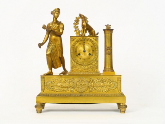 Vente aux enchères Pendule début XIXème en bronze doré "Diane chasseresse".  Dim. 41 x 34