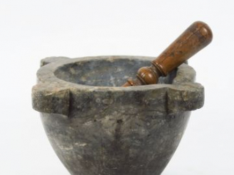 Vente aux enchères Mortier XVIIIème en marbre gris.  H. 19,5 cm