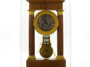 Pendule portique Restauration en marqueterie.  H. 50,5 cm