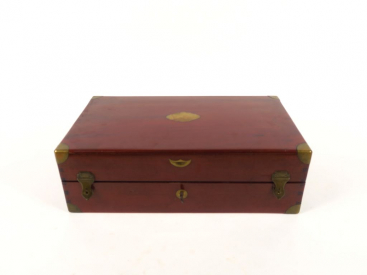 MARIAUD à Paris.  Coffret de chirurgien XIXème en acajou et laiton ave