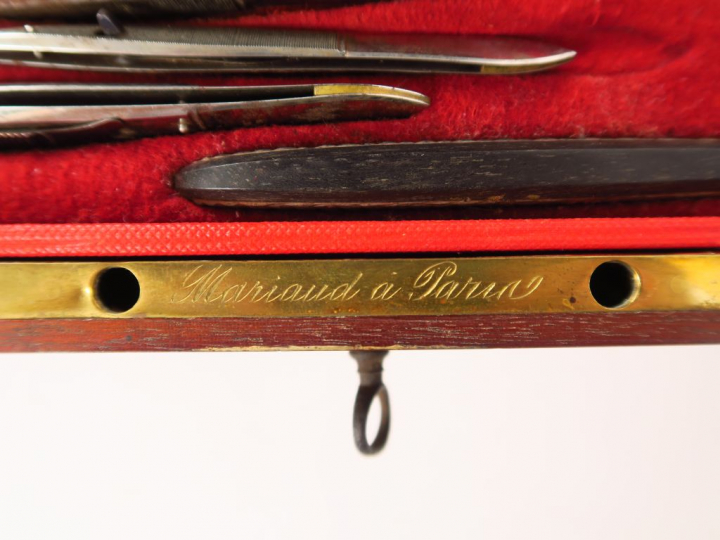 MARIAUD à Paris.  Coffret de chirurgien XIXème en acajou et laiton ave