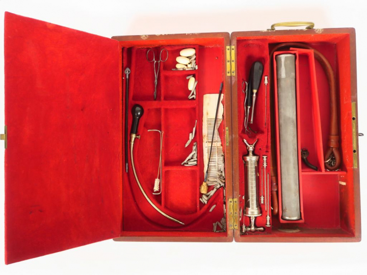 MARIAUD à Paris.  Coffret de chirurgien XIXème en acajou et laiton ave