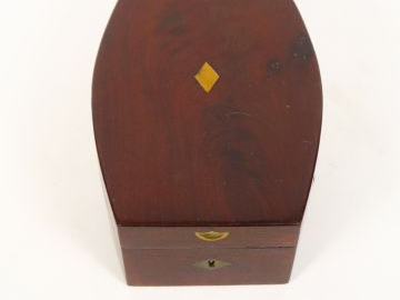 Coffret de toilette Empire en acajou (quelques manques). Dim. 27,5 x 9