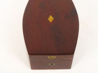 Vente aux enchères Coffret de toilette Empire en acajou (quelques manques). Dim. 27,5 x 9