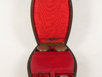 Coffret de toilette Empire en acajou (quelques manques). Dim. 27,5 x 9