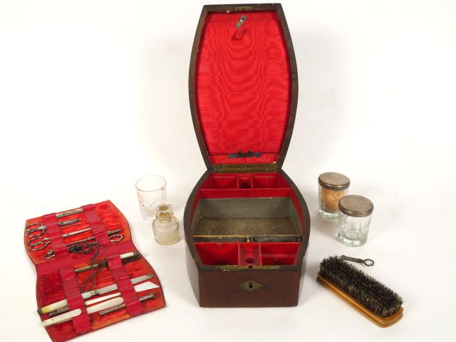 Coffret de toilette Empire en acajou (quelques manques). Dim. 27,5 x 9