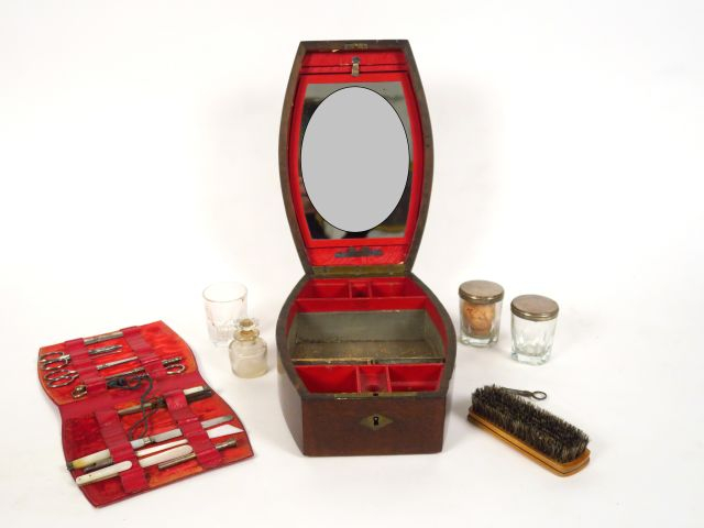 Coffret de toilette Empire en acajou (quelques manques). Dim. 27,5 x 9