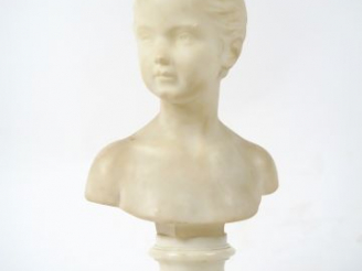 Vente aux enchères PUGI "Jeune fille au bandeau" Sculpture en marbre blanc (socle en albâ