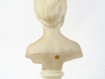 PUGI "Jeune fille au bandeau" Sculpture en marbre blanc (socle en albâ