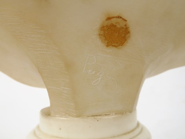 PUGI "Jeune fille au bandeau" Sculpture en marbre blanc (socle en albâ