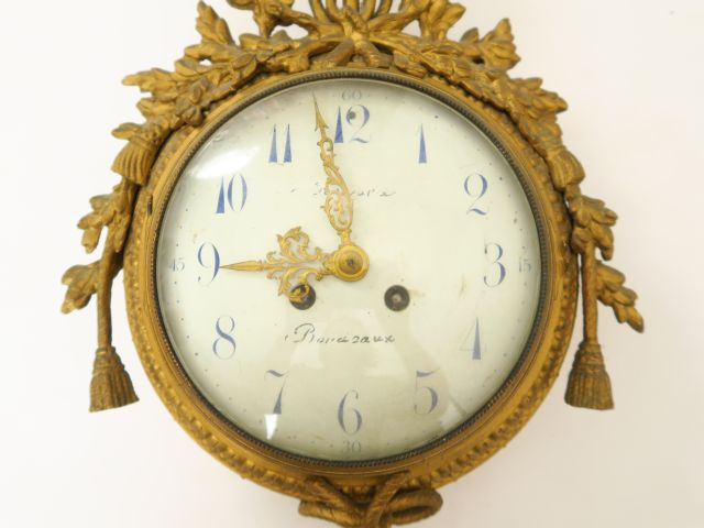 Cartel d'applique de style Louis XVI en bronze. H. 88 cm