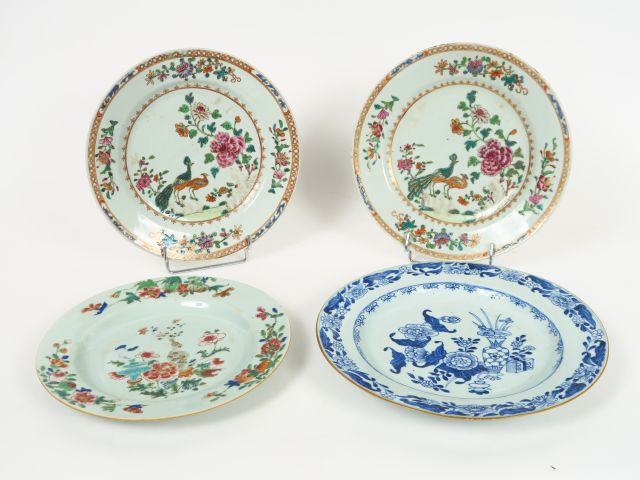 Trois différentes assiettes dont une paire en porcelaine de Chine fin 