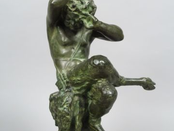 H. KOSSOWSKI "Le jeune faune" Sculpture en bronze à patine verte.  Sig