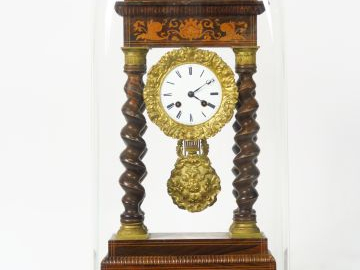 Pendule portique Napoléon III en marqueterie Boulle.  H. 47,5 cm