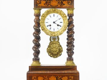 Pendule portique Napoléon III en marqueterie Boulle.  H. 47,5 cm