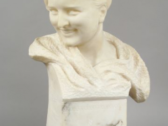 Vente aux enchères Giusto VITI "Portrait de garçonne souriante". Sculpture en marbre blan