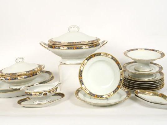 Partie de service de table en porcelaine, à décor de guirlandes et de 