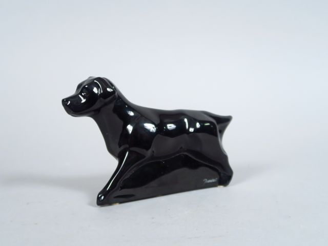 BACCARAT "Chien" Sujet en cristal noir.  Signé.  Dim. 12 x 19 cm