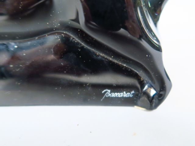 BACCARAT "Chien" Sujet en cristal noir.  Signé.  Dim. 12 x 19 cm