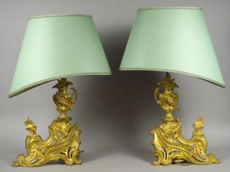 Vente aux enchères Paire de chenets de style rocaille en bronze doré et ajouré, montés en