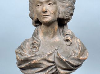 Sculpture en terre cuite « Portrait de jeune fille en buste ».  H. 57 