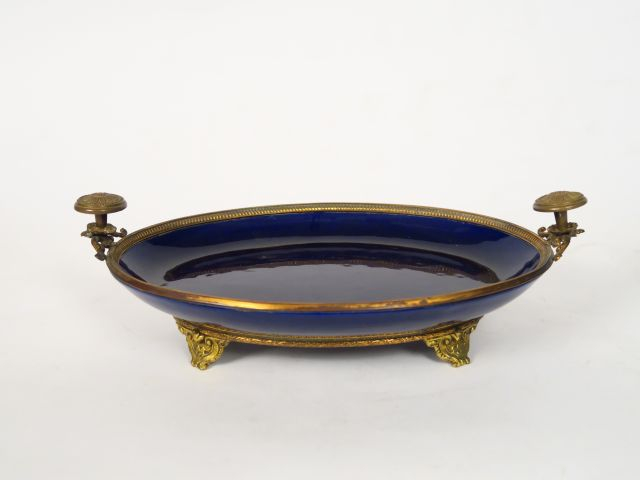 Coupe ovale de style Louis XVI en porcelaine bleu de four, monture en 