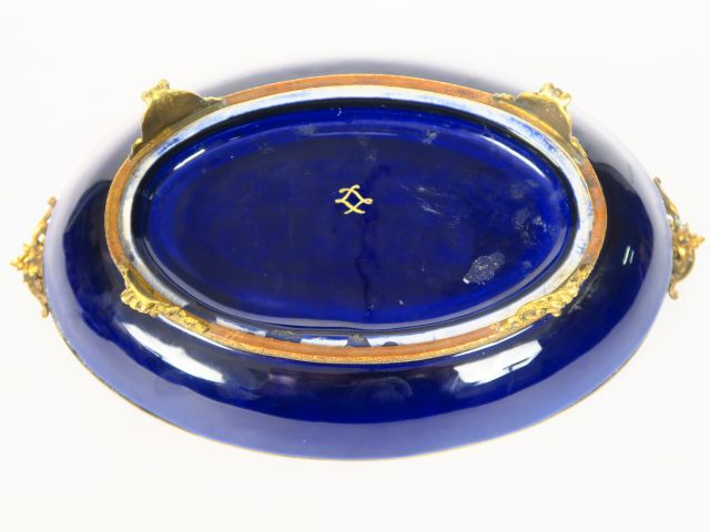 Coupe ovale de style Louis XVI en porcelaine bleu de four, monture en 