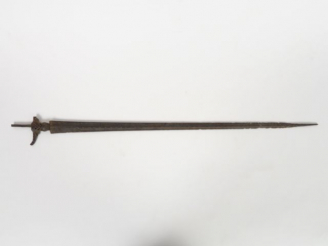 Vente aux enchères Fragment d'épée en bronze (accidents).  L. 62 cm