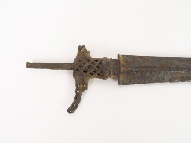 Fragment d'épée en bronze (accidents).  L. 62 cm