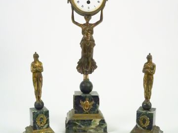 	Garniture de style Empire en bronze et marbre vert de mer, à décor de