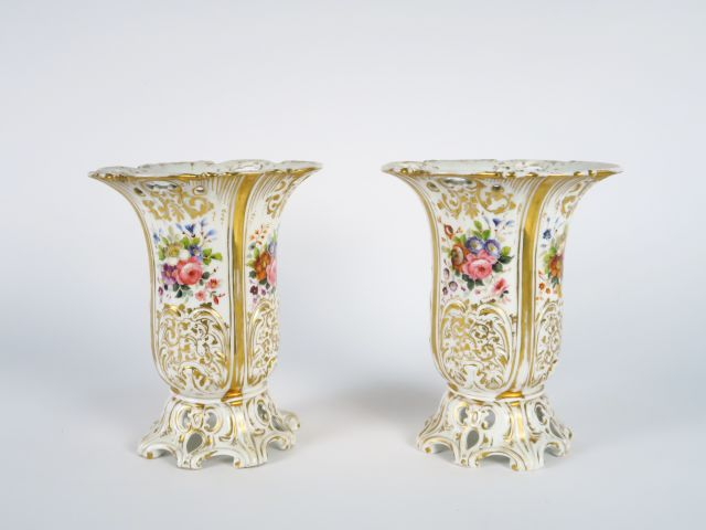 Paire de vases cornet Restauration en porcelaine de Paris, décor polyc