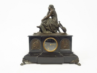 Vente aux enchères Pendule de cheminée Napoléon III en bronze et marbre noir, signée Scho