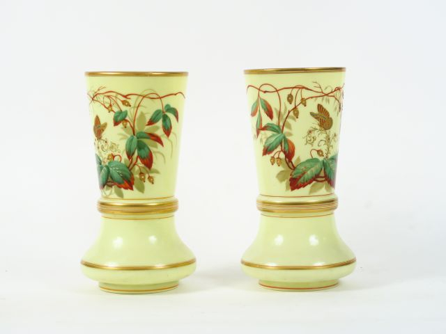 Paire de vases Napoléon III en opaline jaune jonquille, à décor polych