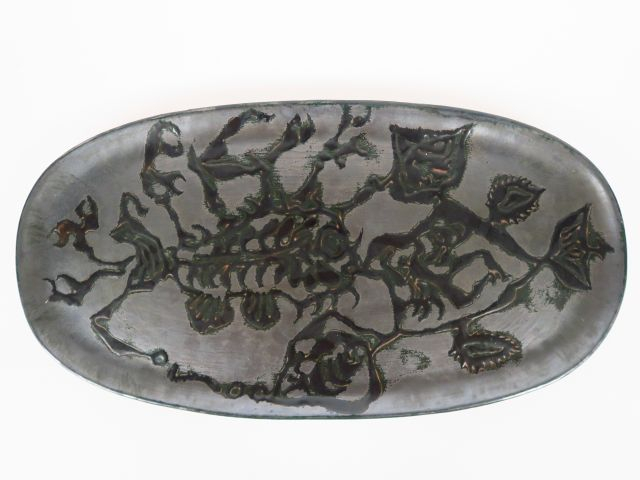 Jean LURCAT. Grand plat ovale en céramique de Sant - Vicens, à décor d