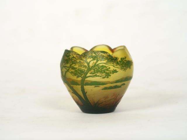 DEVEZ. Petit vase en verre, à décor gravé en camée et à l'acide de pay