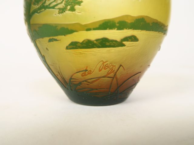 DEVEZ. Petit vase en verre, à décor gravé en camée et à l'acide de pay