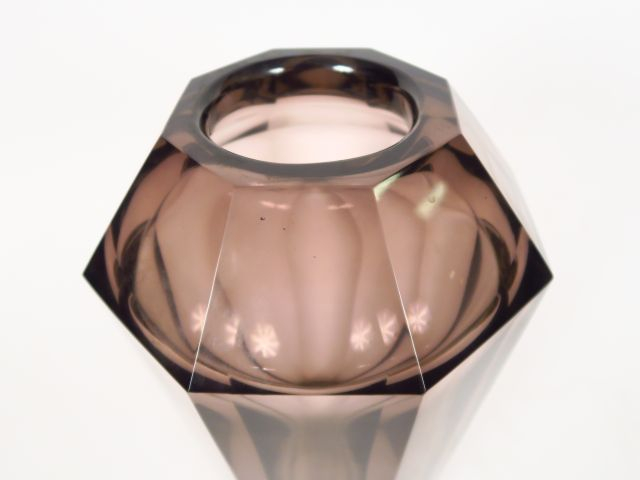 MULLER FRERES. Vase Art Déco à pans coupés en cristal mauve.  Signé.  