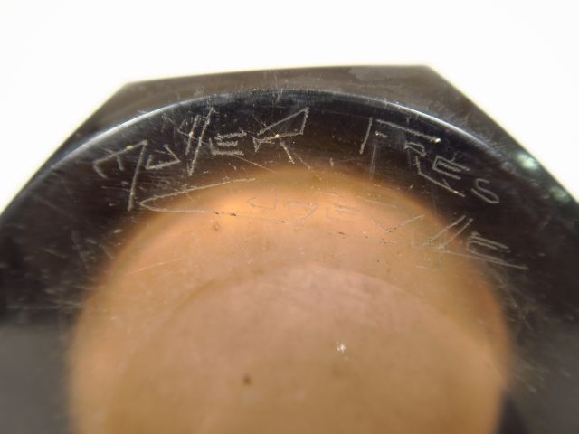 MULLER FRERES. Vase Art Déco à pans coupés en cristal mauve.  Signé.  