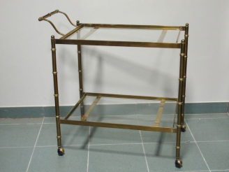 Vente aux enchères ADNET (attribué à). Table roulante en verre et métal.