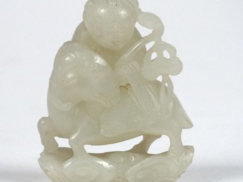 Pendentif en jade blanc celadonné "Enfant sur un bouc et tenant un sce